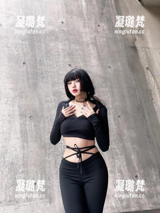 微密圈 - 对不起，牛仔翘臀又来了！定制写真让陈佩奇闪耀无比
