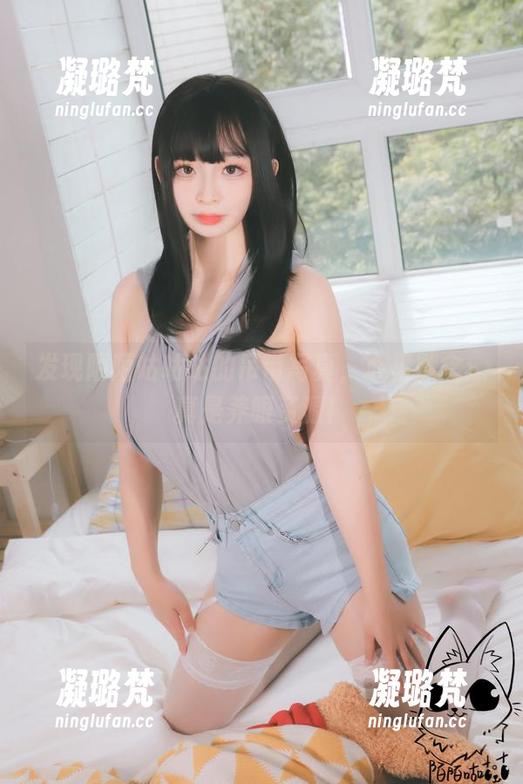 发现陌陌咕咕咕的吊带写真，心里默念：真是养眼资源！