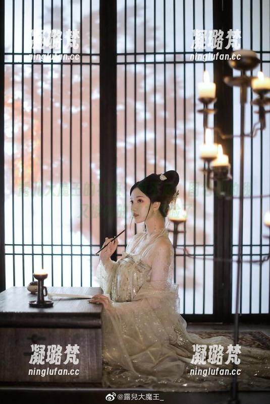 露儿大魔王的礼服：对不起，图包里的我又被她的魅力打脸了