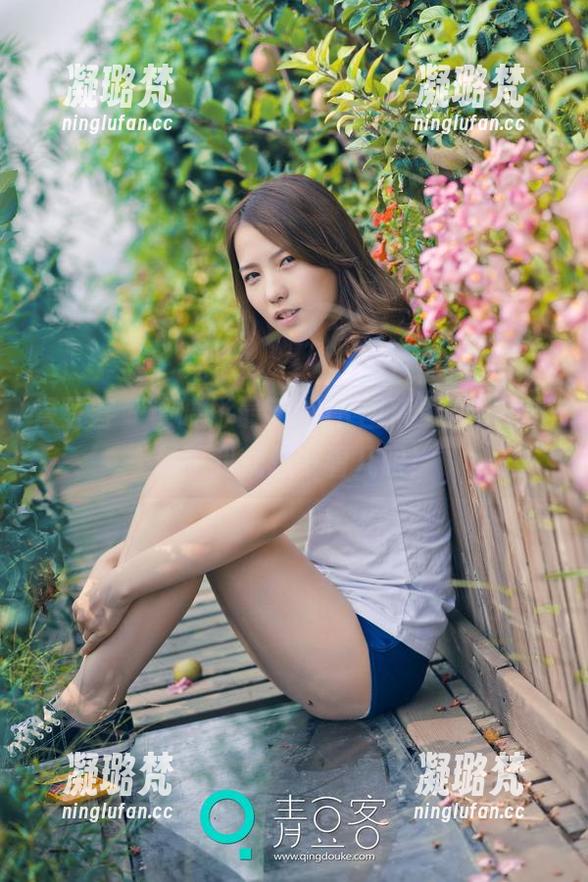 青豆客 - 谭晓彤最新的JK图集更新，光是封面我就想多看几眼！