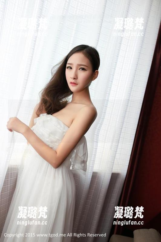 青豆客 - 美图精选：雨婷goddess在职业装中优雅转身，职场与时尚的奇妙碰撞！