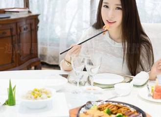 魅妍社 – 一边观看丽Yovi的连体衣，一边默默反思自己的穿搭理念