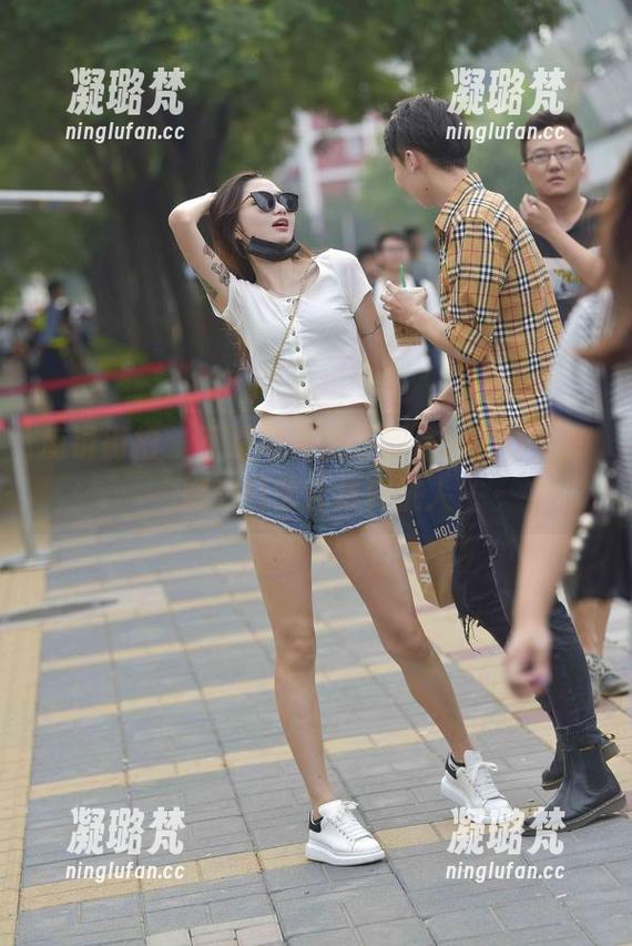 魔镜街拍 - 不是所有黑丝都是为工作，婷婷的日常合集真挑人