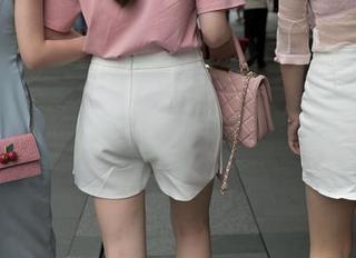 魔镜街拍：黑丝黑网好闺蜜合集，眼睛停留的瞬间，感受那种微妙的连结。