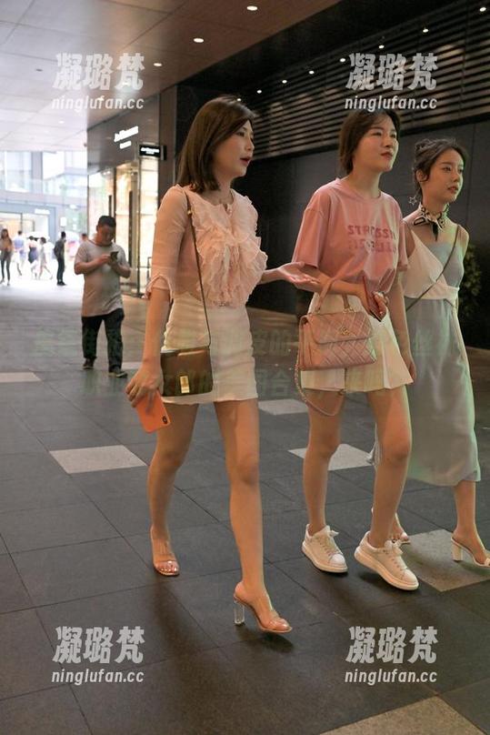 魔镜街拍：优雅与调皮的平衡，黑色丝袜职业装女郎的美图合集，来吗？